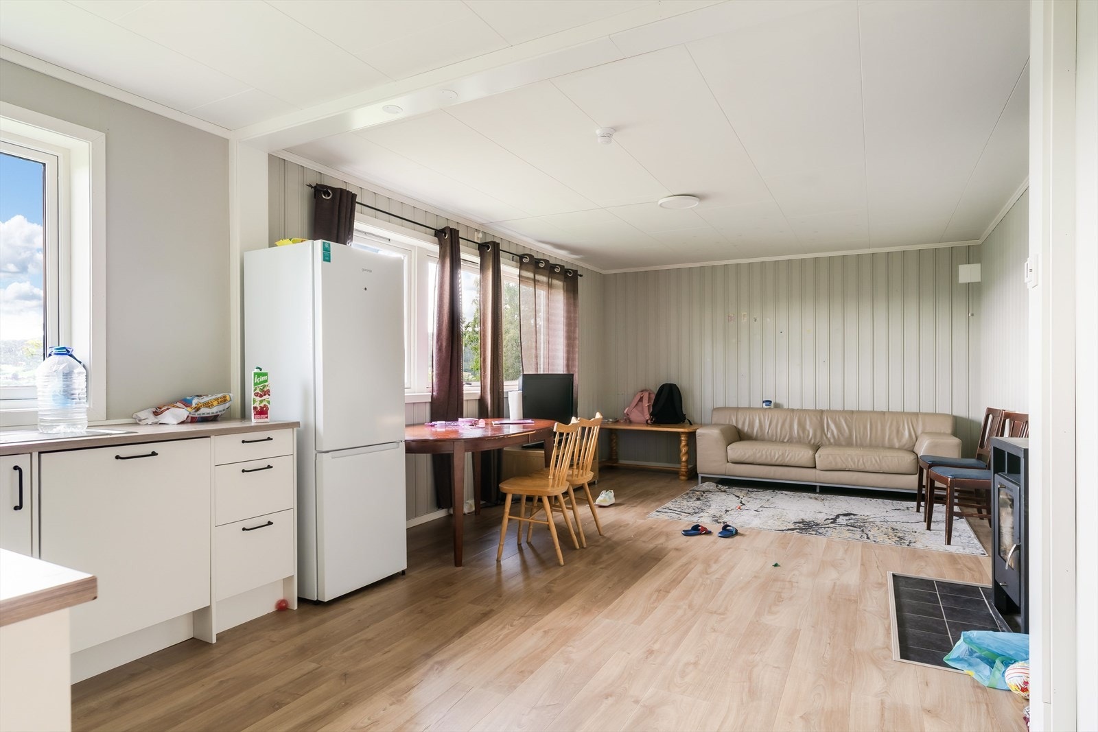 Åpen stue- og kjøkkenløsning på 26,5 m² med god romfølelse og sosial planløsning. Galleribilde