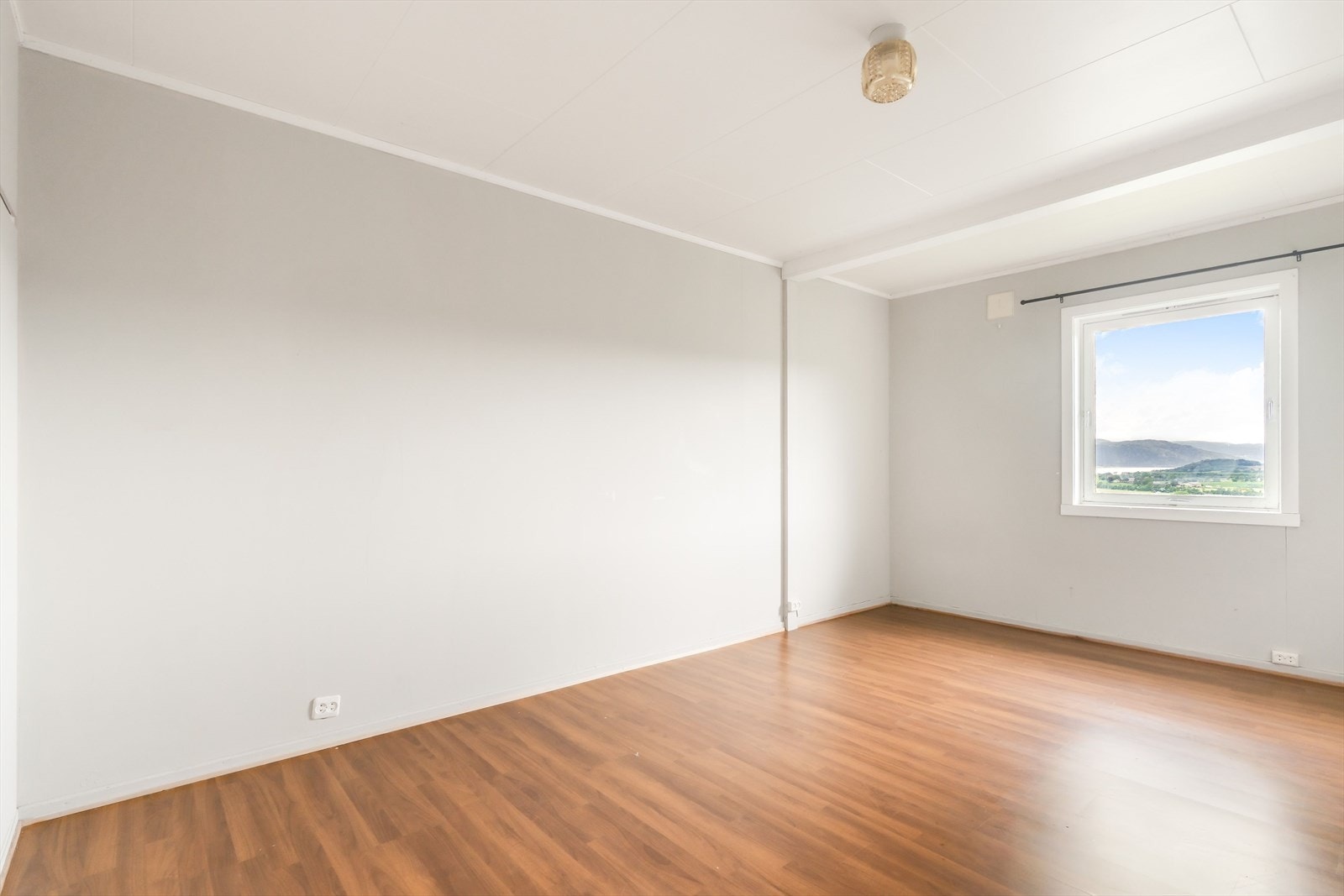 Hovedsoverommet rommer et stort areal og har flust med muligheter. Galleribilde
