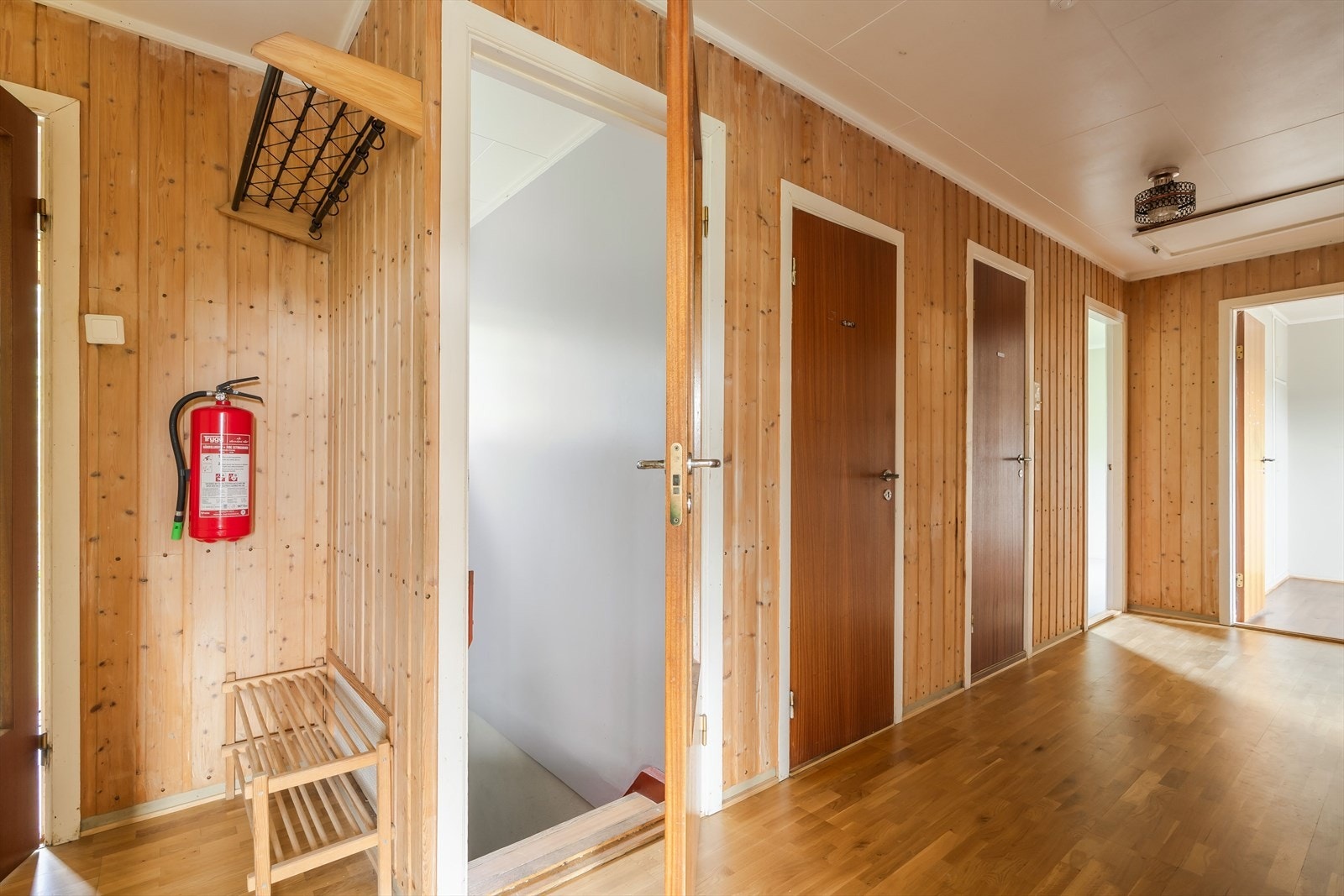 Fra gangen har du tilgang til øvrige rom i boligen og ned til sokkeletasjen. Galleribilde