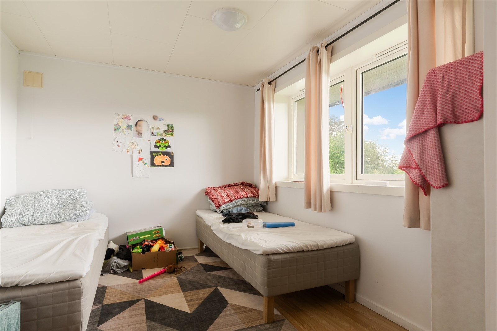 Med to soverom i sokkeletasjen ligger forholdene godt til rette for en praktisk og familievennlig bosituasjon for eventuelle leietakere. Galleribilde