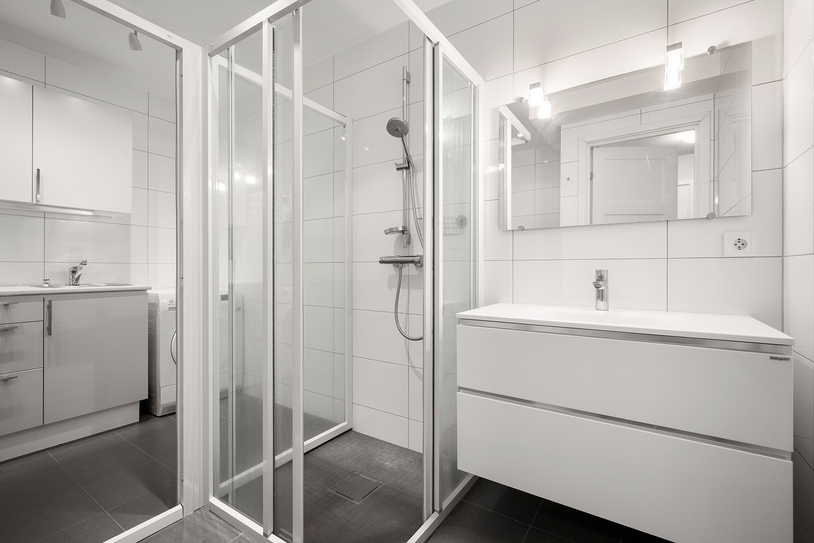 Stort og praktisk bade- samt vaskerom Galleribilde