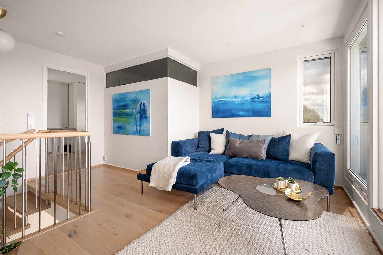 I 2016 ble soverommet forstørret og utbygget med veggen ved sofaen Galleribilde