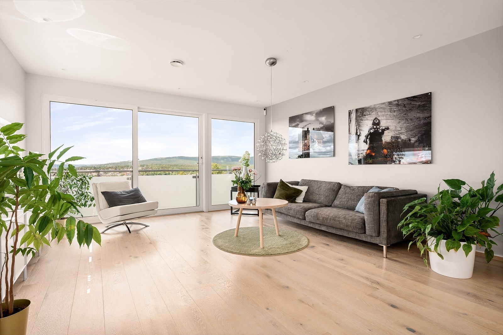 Fra stuen er det utgang til en liten balkong med spektakulær utsikt Galleribilde