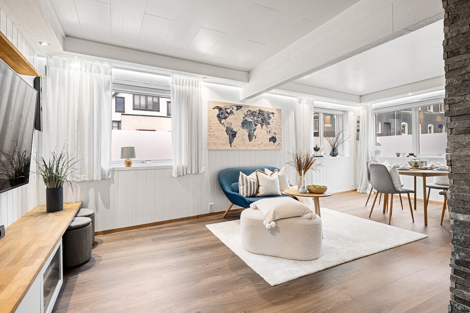 - Stuen har lyse overflater, store vindusflater og god plass til sofakrok, samtidig som spiseplassen ligger naturlig videre inn i rommet - Galleribilde