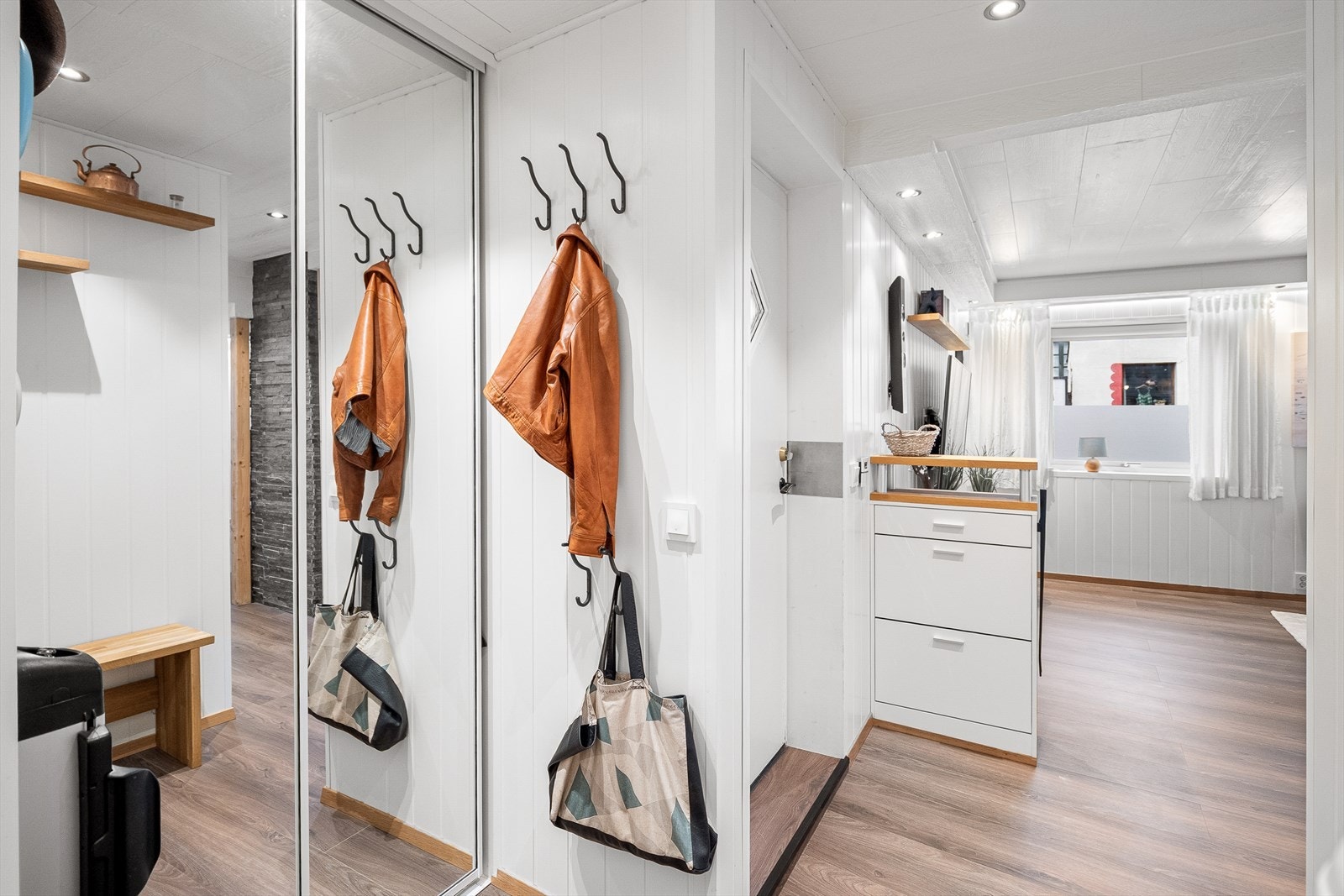 - Entréen har god plass til yttertøy og sko, og leder videre inn mot boligens delvis åpne stue/kjøkken løsning - Galleribilde