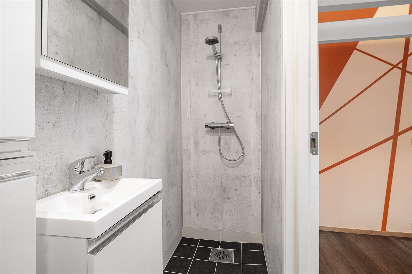 - Badet i har dusjhjørne, servantinnredning, toalett og flislagt gulv med vannbåren varme - Galleribilde