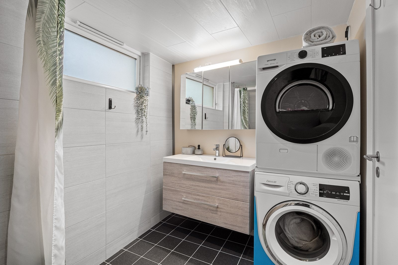 - Badet i underetasjen har dusj, toalett og opplegg for vaskemaskin og tørketrommel - Galleribilde
