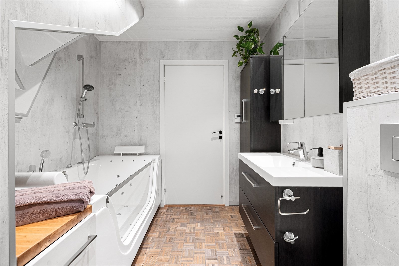 - Badet er godt utnyttet med badekar, servantinnredning, speilskap og skapplass - Galleribilde