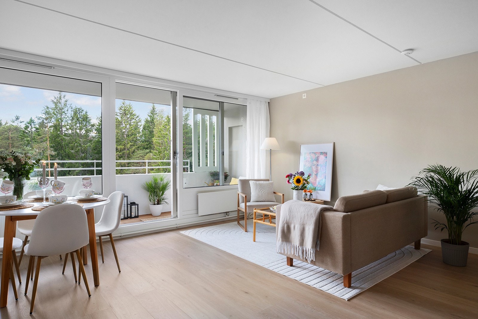 Leiligheten har åpen løsning mot stuen som gjør rommet til et hyggelig og sosialt hjerte i boligen. Galleribilde
