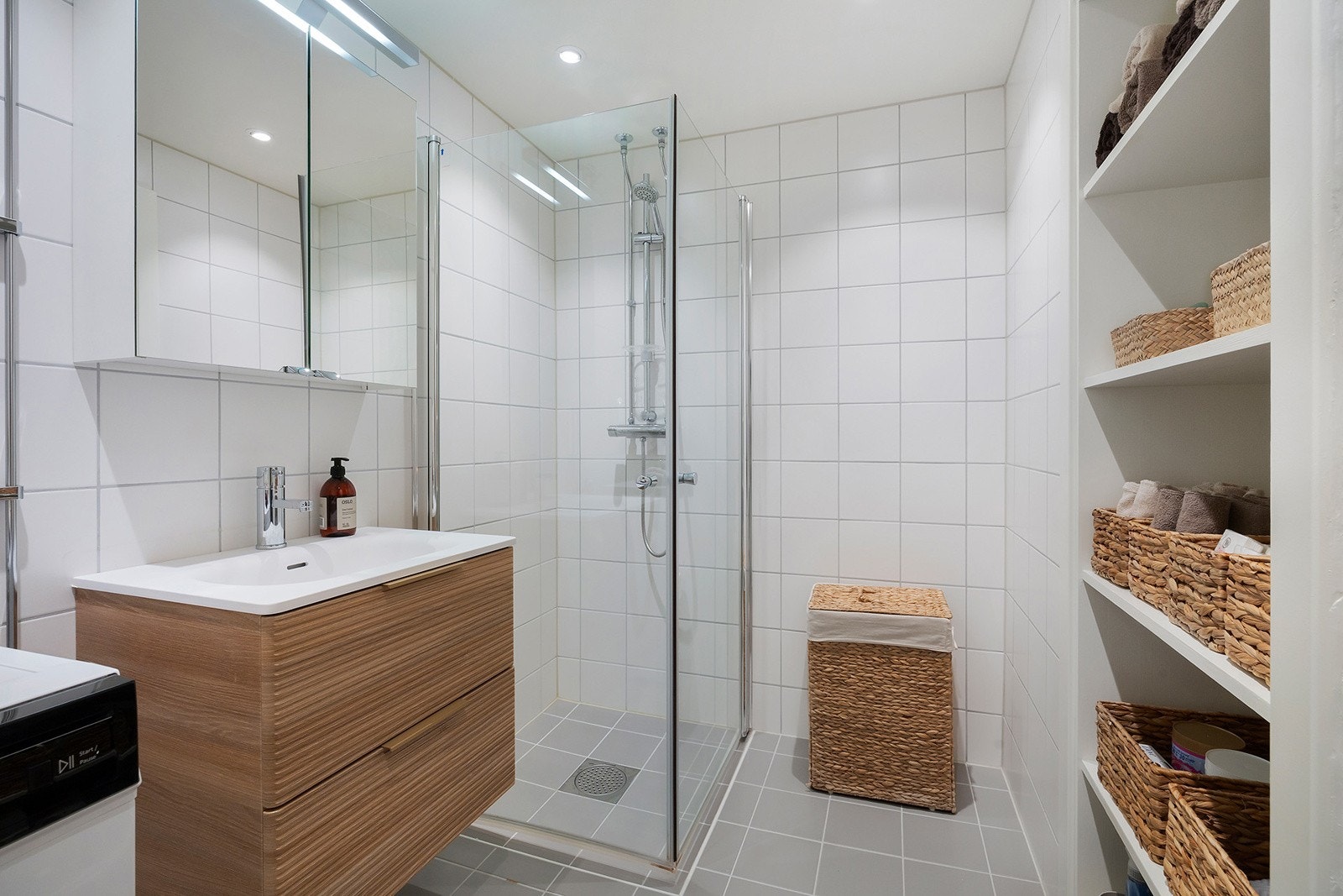 Badet har en praktisk innebygget hylle for godt med plass til oppbevaring. Det er dusjhjørnet med svingbare dusjdører. Badet ble pusset opp i regi av borettslaget i 2016. Galleribilde