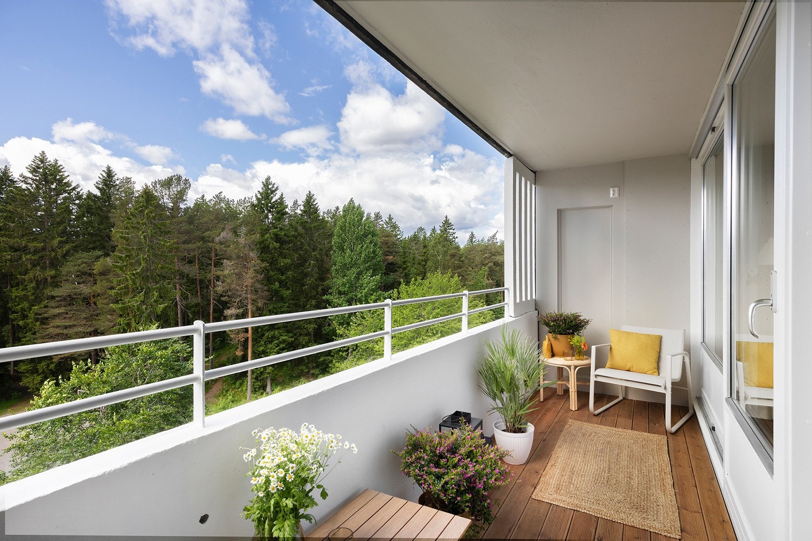 Balkongen fremstår som en lite oase på sommerstid. Her kan du trekke deg tilbake på gode sommerdager og bare nyte sommer og sol. Balkongen har en vestvendt beliggenhet og gode solforhold Galleribilde