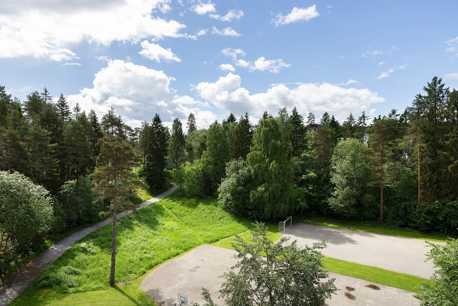 Borettslaget har pent opparbeidet felles uteområder med både lekplass, benker og grillplass. Galleribilde