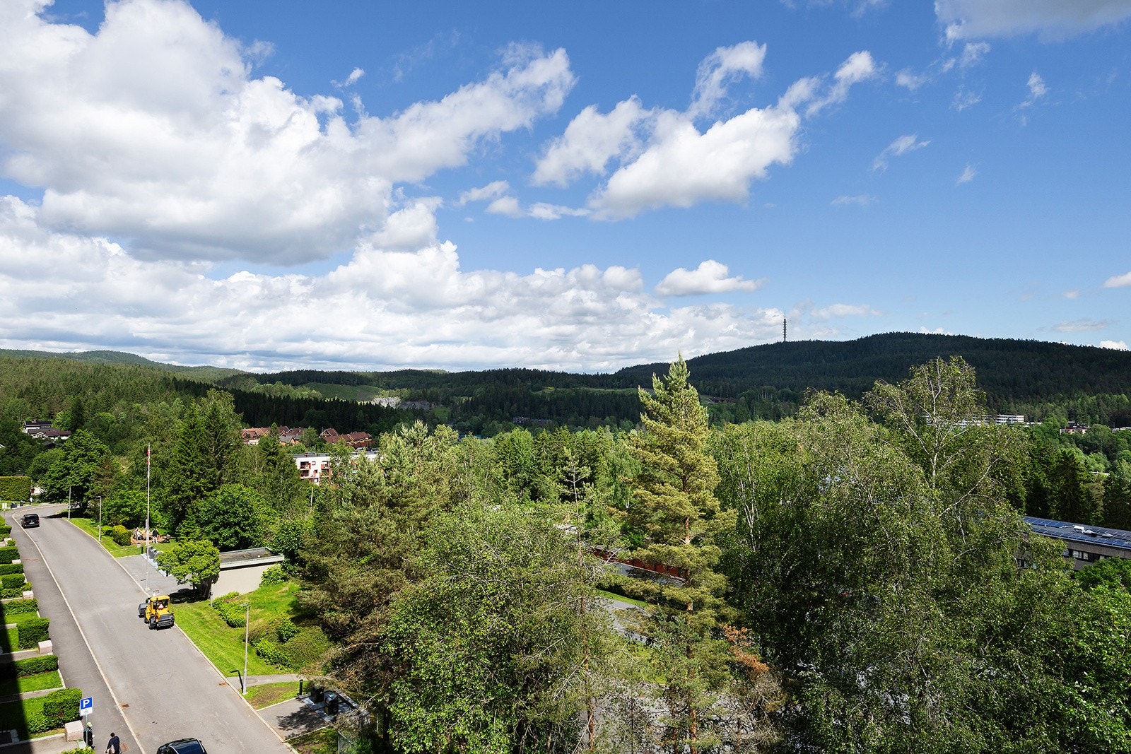 Utsikt mot Lillomarka Arena og et rikt utvalg av turstier, badevann og lysløyper. Galleribilde