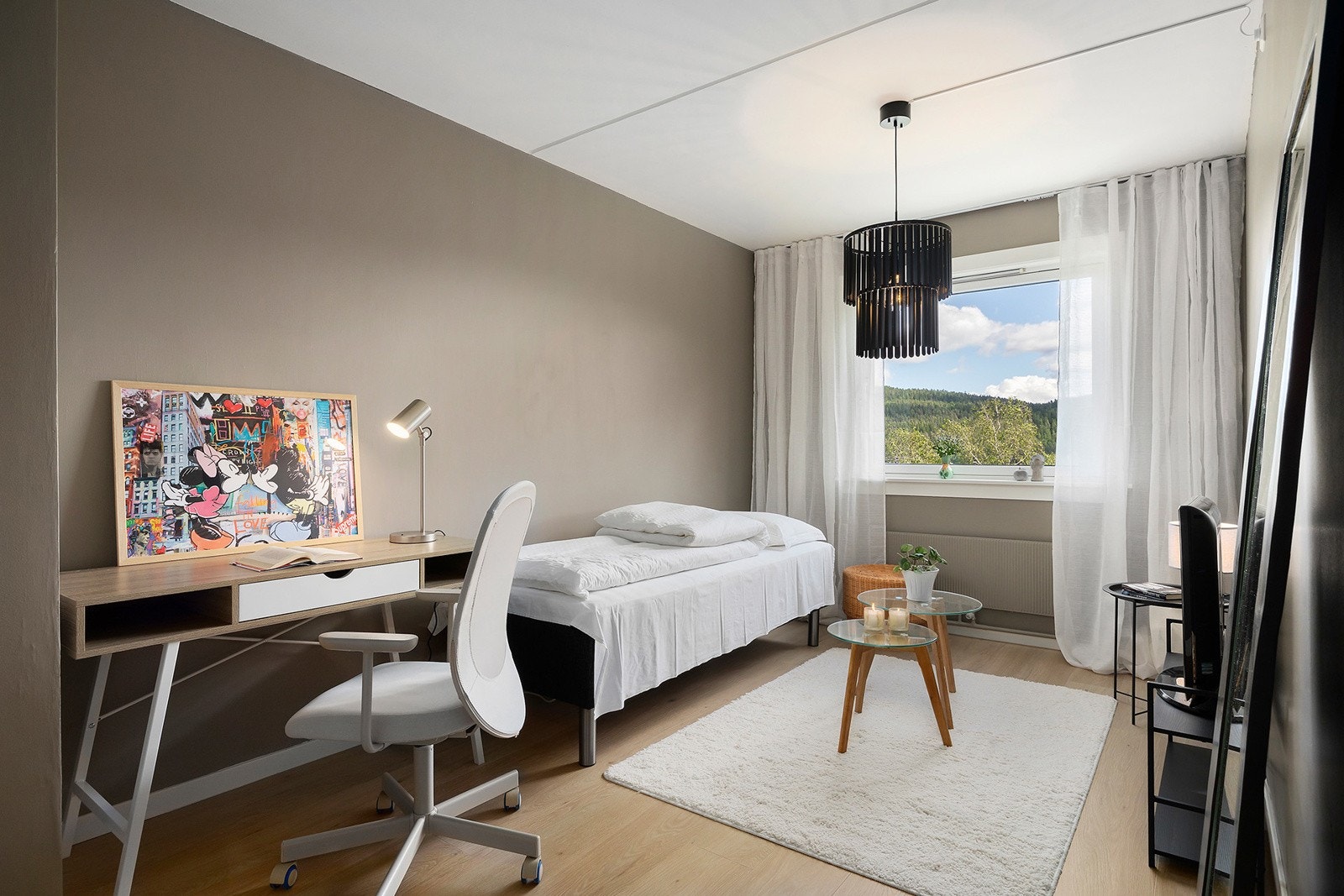 Soverom 2 er av god størrelse og har plass til seng og tilhørende møblement. Rommet egner seg godt til både barnerom, gjesterom, kontor eller en ekstra stue om det skulle være behov. Galleribilde