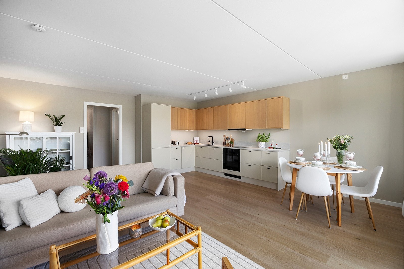 Velkommen til Ammerudveien 50! Catharina Malonæs ved OBOS Eiendomsmeglere har gleden av å presentere en lekker og moderne påkostet 4- roms på Ammerud. Foto: Junaid Hanif Galleribilde