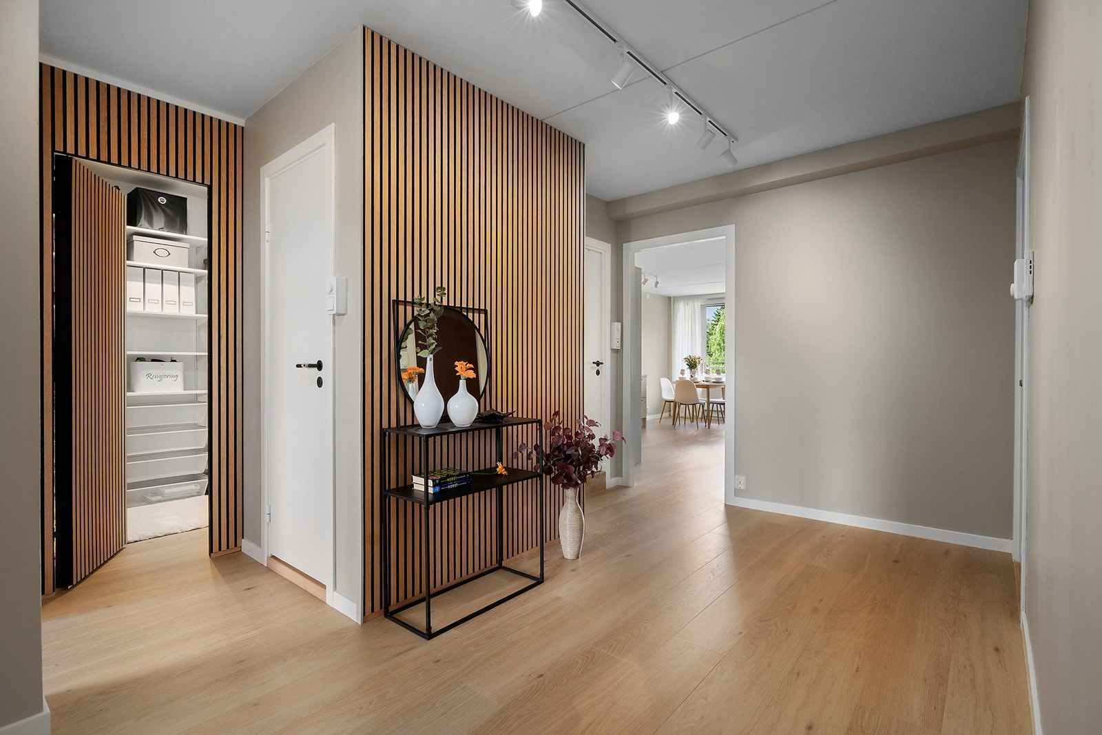 Entreén byr på et godt førsteinntrykk. Her er det hyggelig å ønske venner og familie velkommen inn! Galleribilde