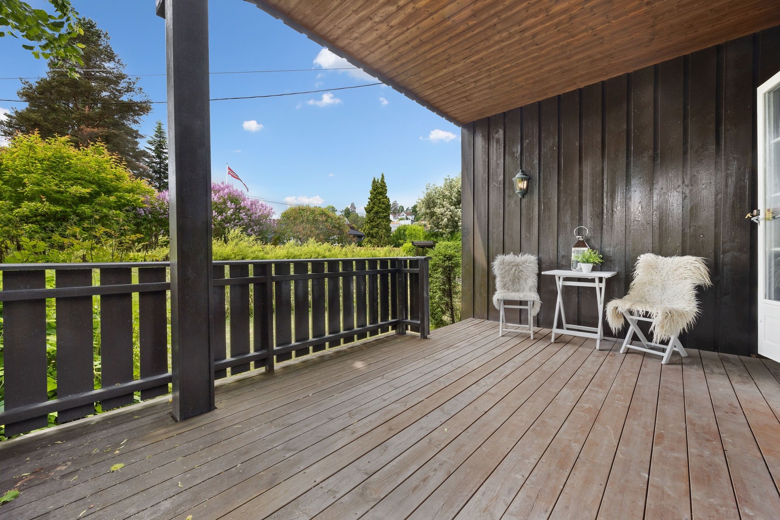 Hyggelig terrasse med utgang fra stuen. Tilgang til usjenert og solrik hage som grenser til fellesareal. Galleribilde