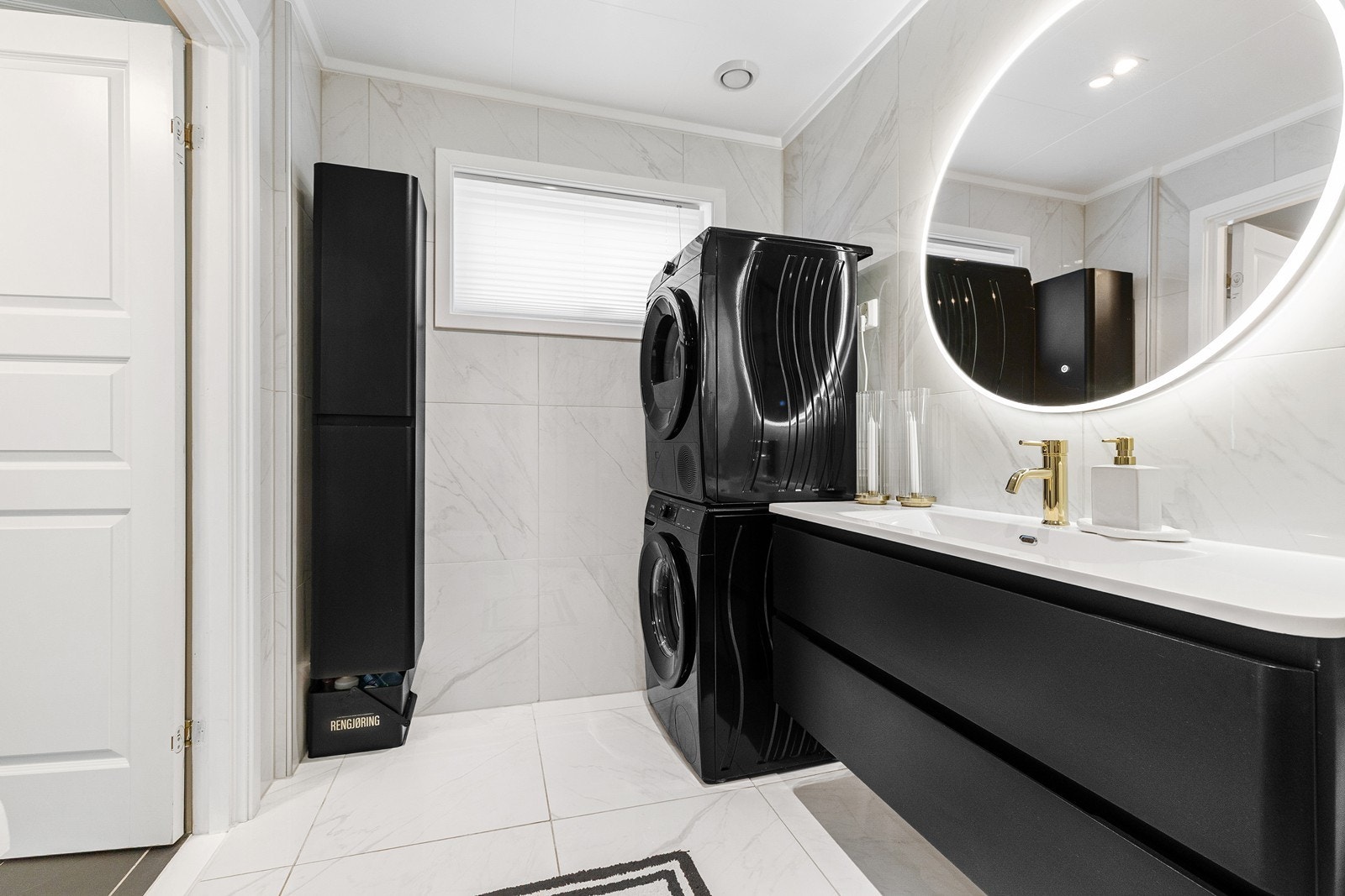 Det er også vegghengt skap og opplegg og plass for vaskemaskin og tørketrommel på badet. Galleribilde