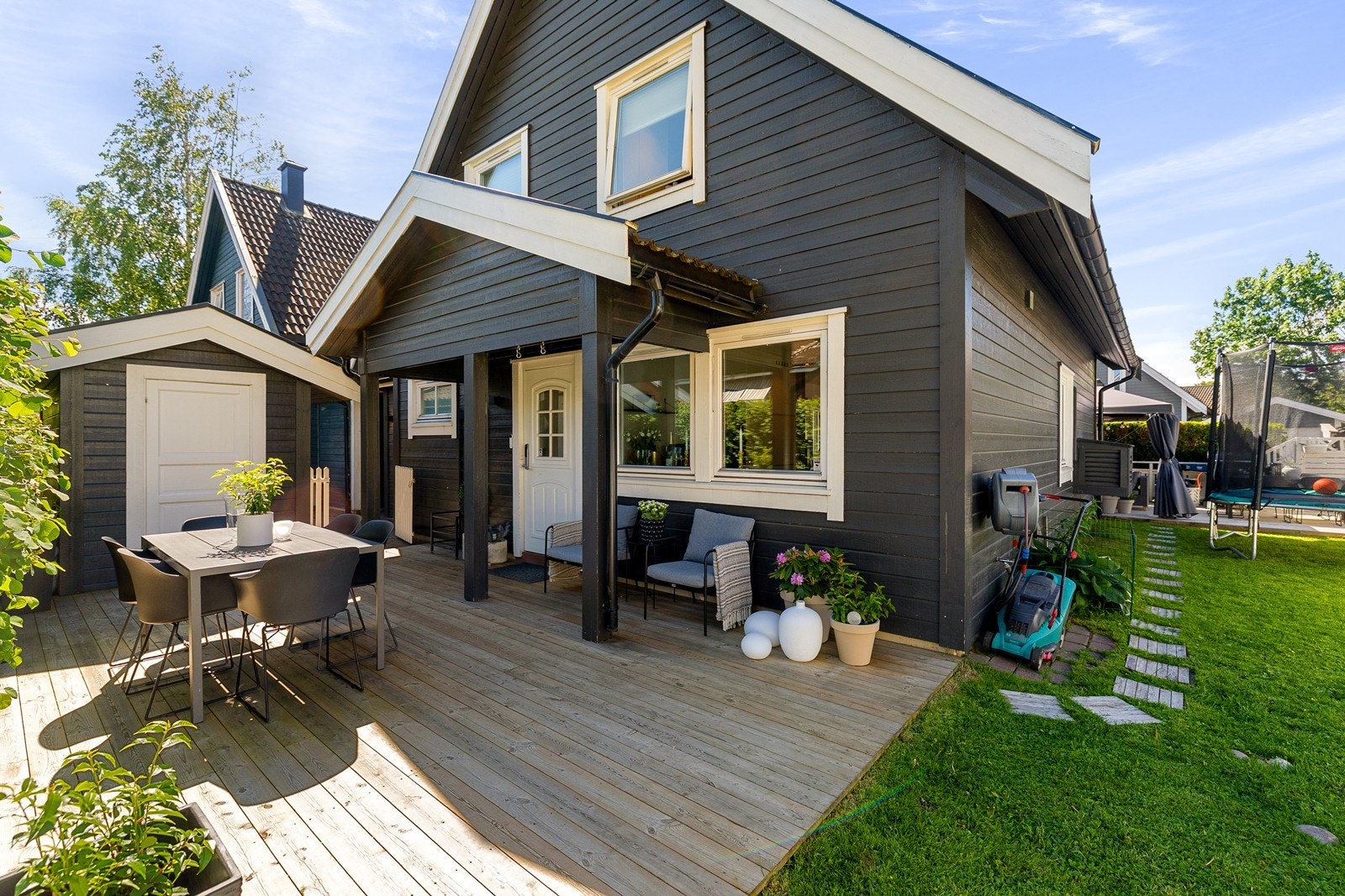 Ved inngangspartiet på baksiden av boligen er det også etablert terrasseplatting. Plenareal på siden av boligen med mulighet for å ha for.eks. trampoline. Galleribilde