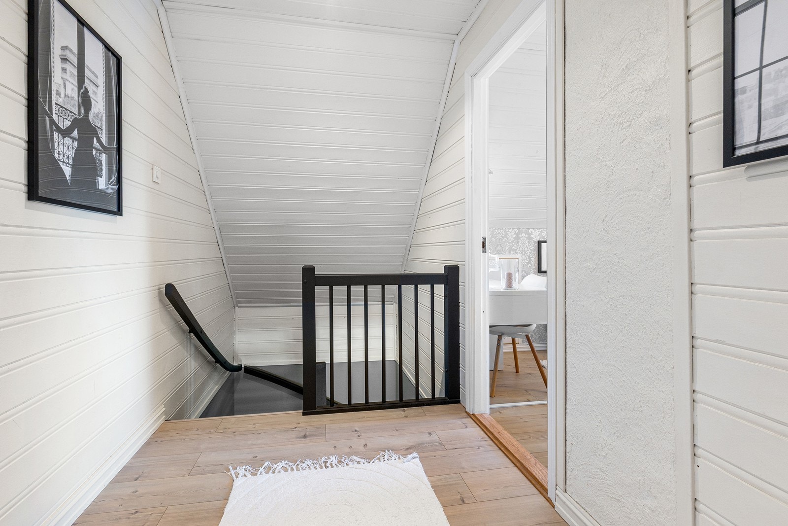 I boligens 2. etasje er det tre soverom og ytterligere ett bad. Galleribilde