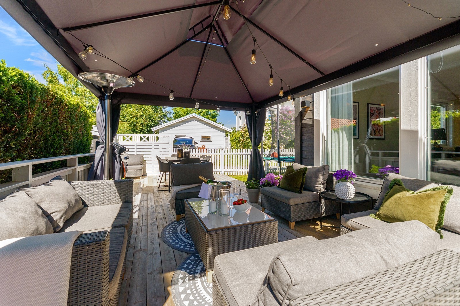Koselig uteplass med pergola og godt med plass til utemøblement. Galleribilde