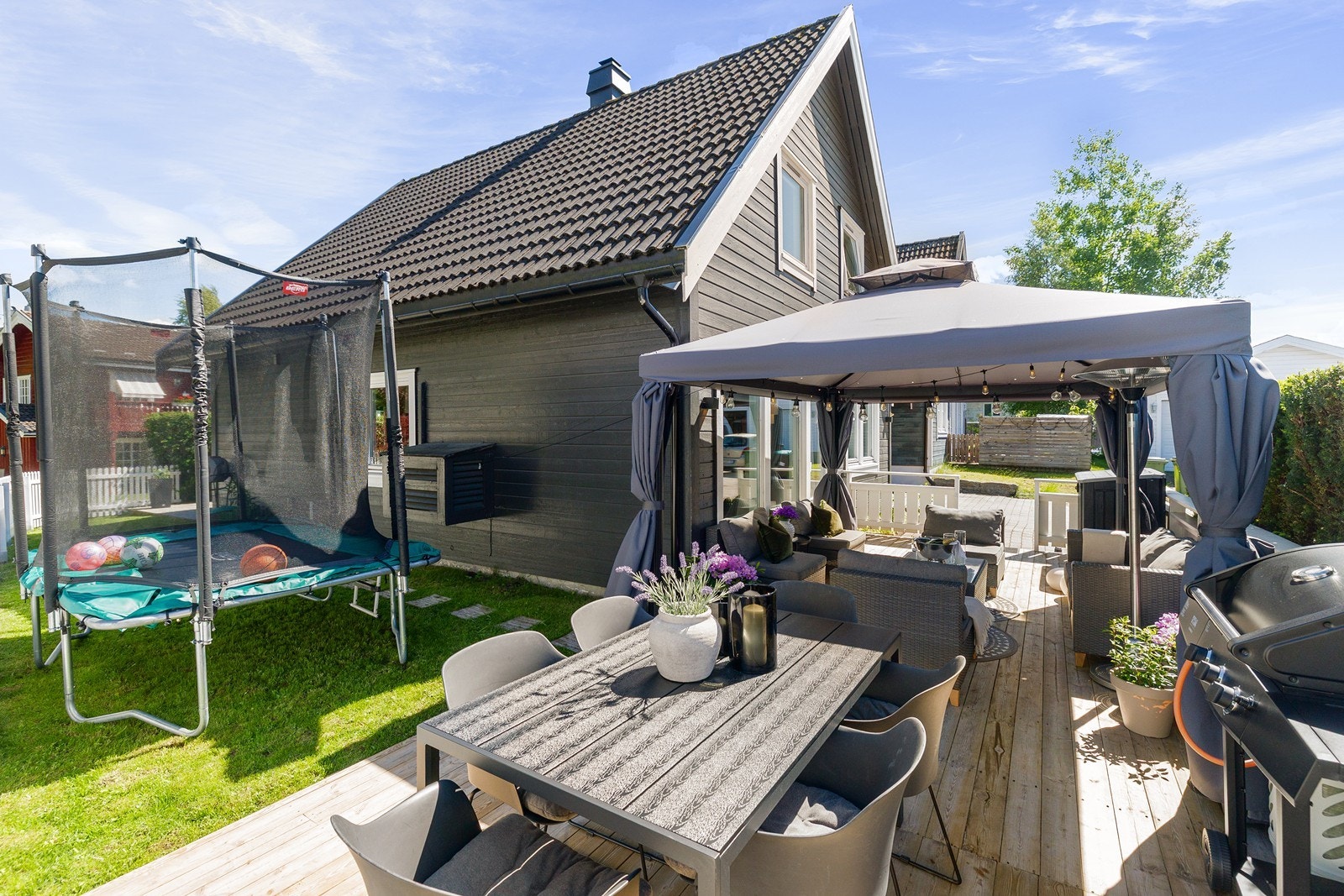 På fremsiden av boligen er det etablert et flott terrasse med tilkomst fra stuen. Galleribilde