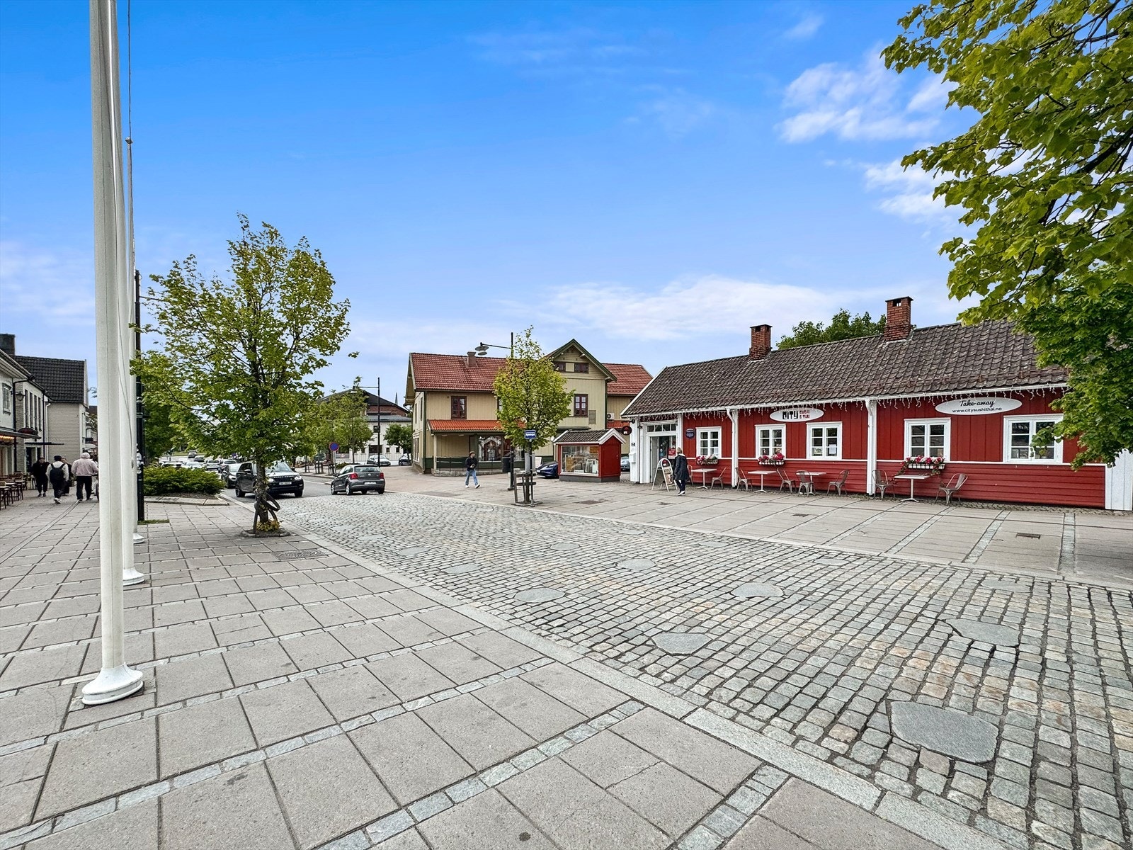 Koselige Storgata på Jessheim med flere spennende serveringssteder. Galleribilde