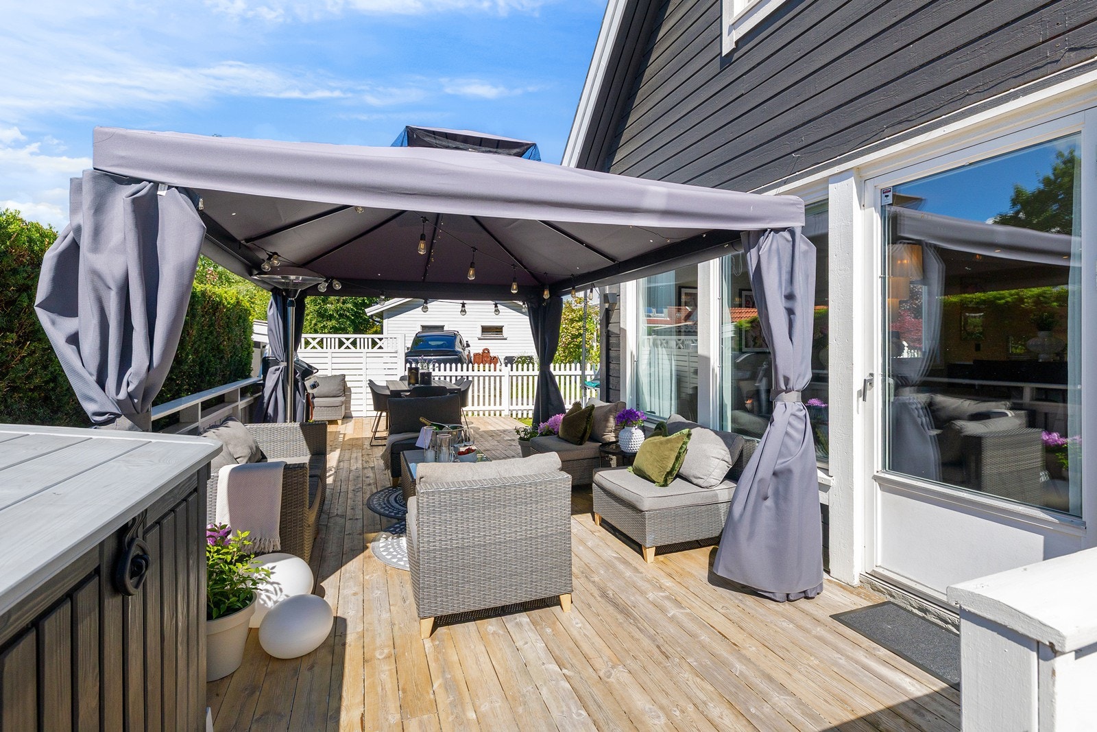 Fin terrasse med pergola. Terrassen er også skjermet med gjerde, hekk og levegg. Galleribilde