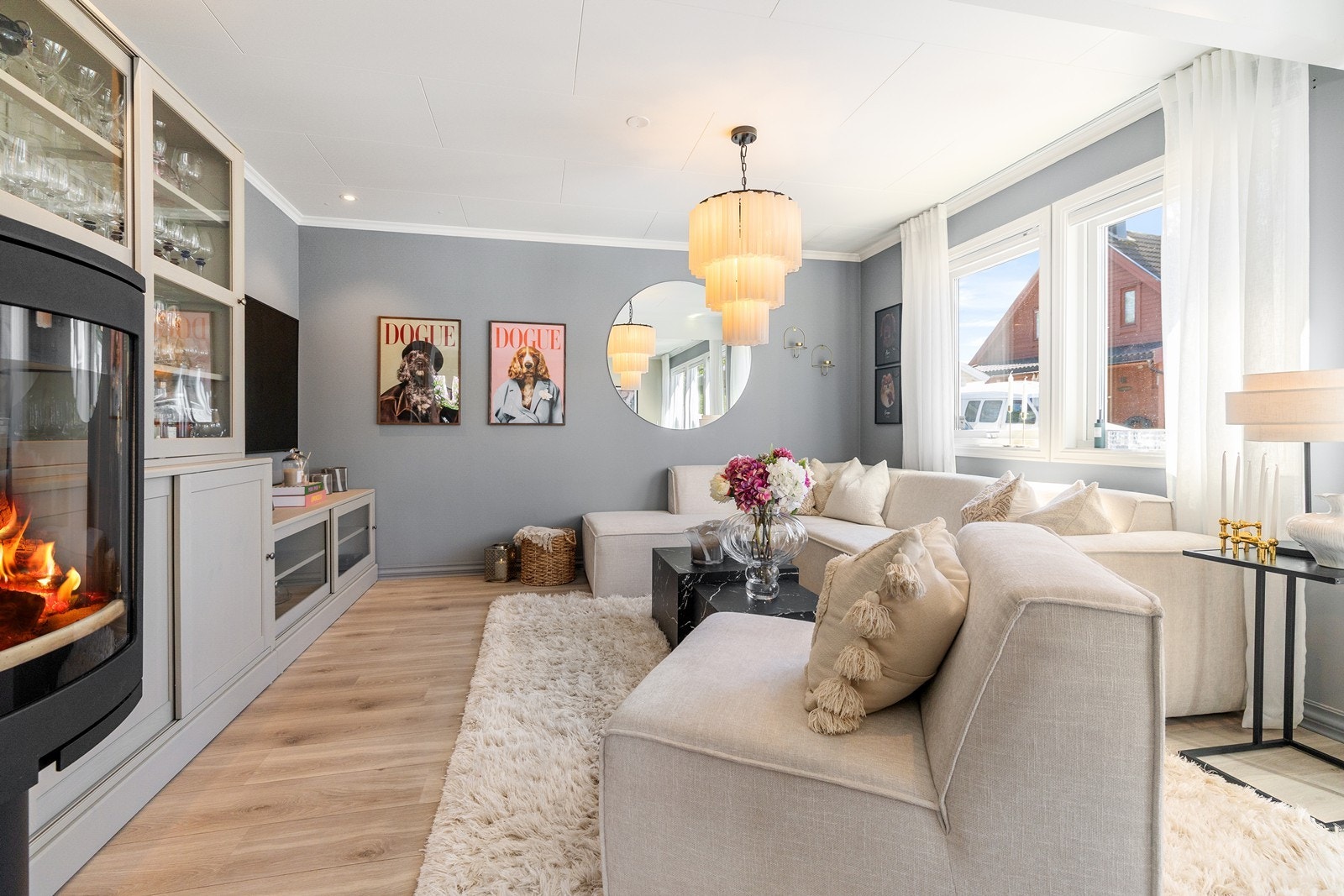 I stuen er det fin plass til sofa, salongbord og tv-benk. Galleribilde