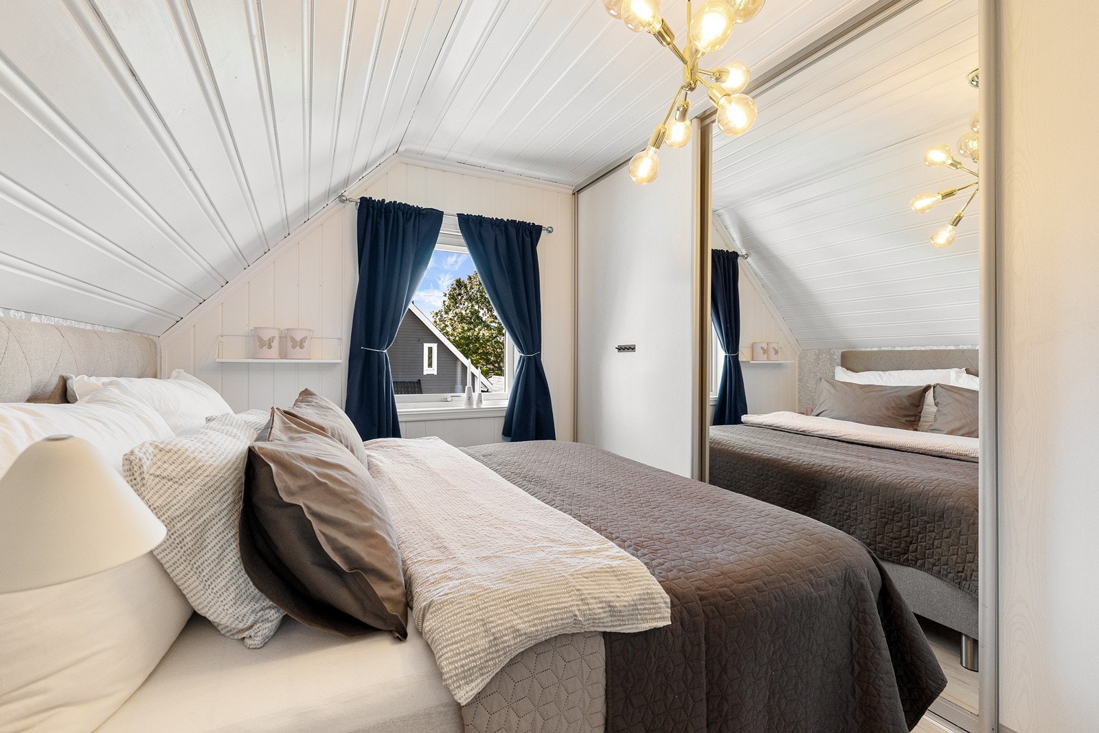 I soverommet er det skyvedørsgarderobe langs veggen med speilfront. Galleribilde