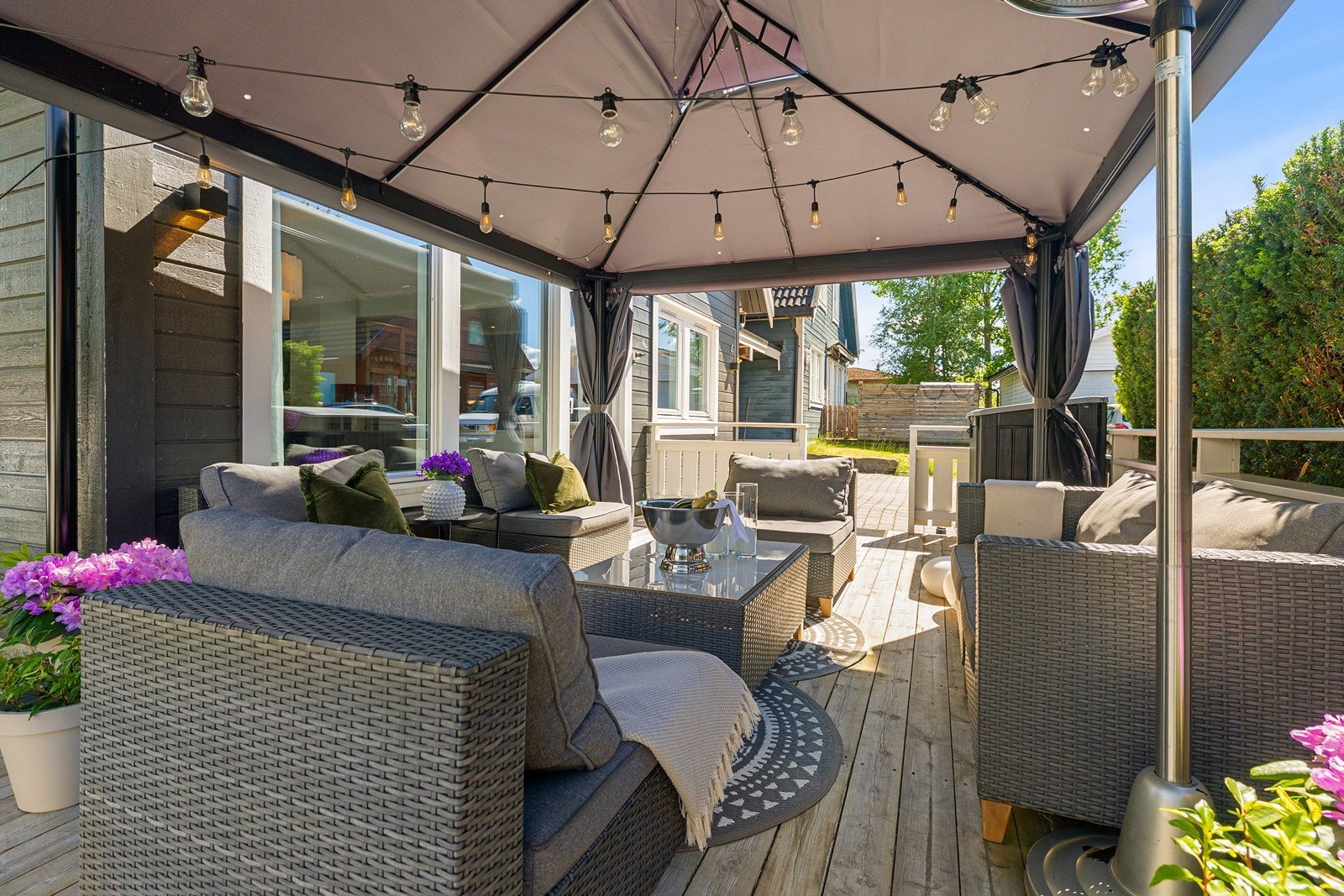 Terrasse. Galleribilde