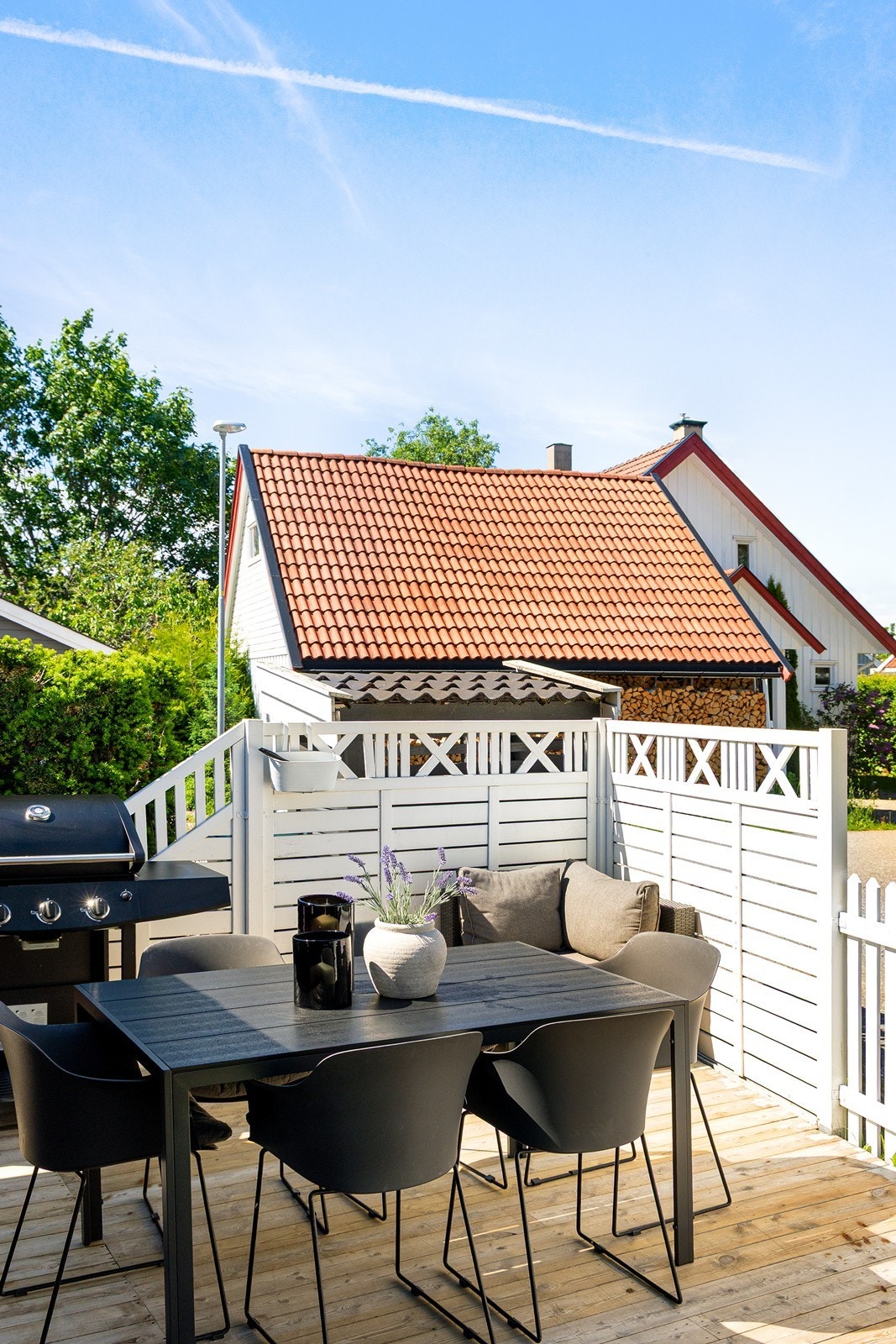 Spiseplass på terrassen skjermet med levegg i hjørnet og svært gode solforhold. Galleribilde