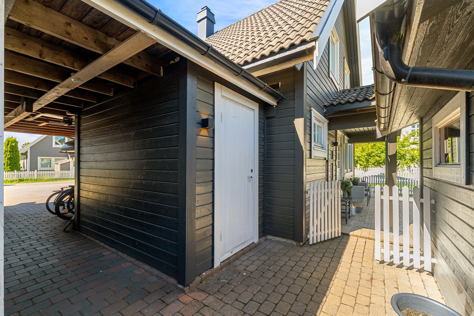 Tilhørende carport og adkomst til bod og inngangsparti på baksiden. Galleribilde