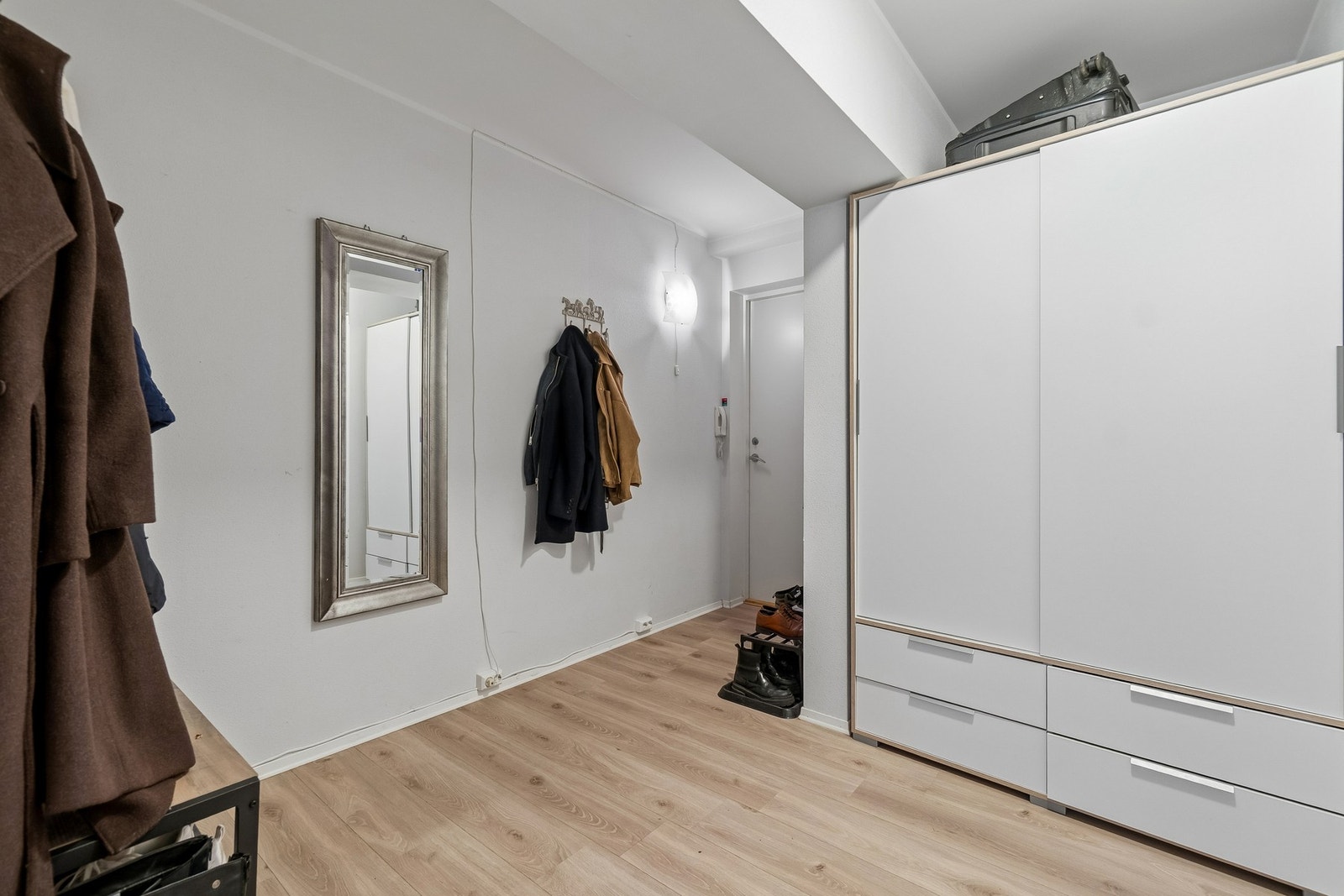 Praktisk entré med god plass til oppbevaring i garderobeskap. Galleribilde