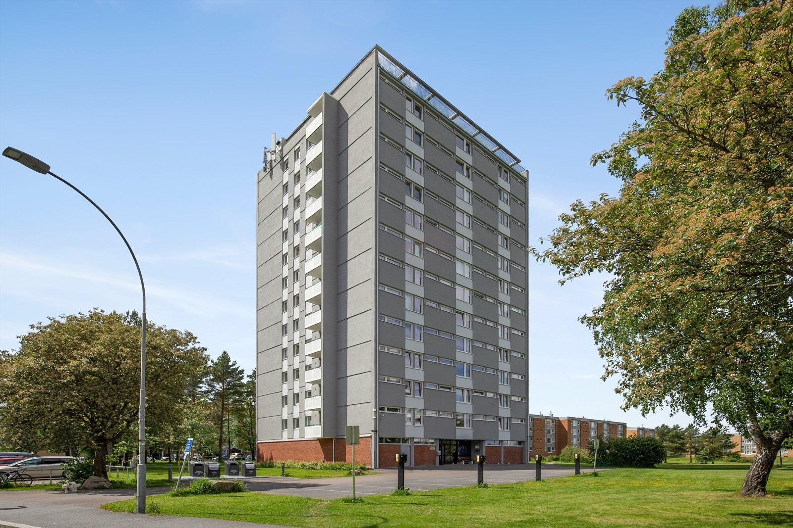 Fasade. Leiligheten ligger svært sentralt til på Manglerud. Her har du nærhet til flotte turområder og grøntarealer, kort vei til offentlig kommunikasjon og diverse servicetilbud. Galleribilde