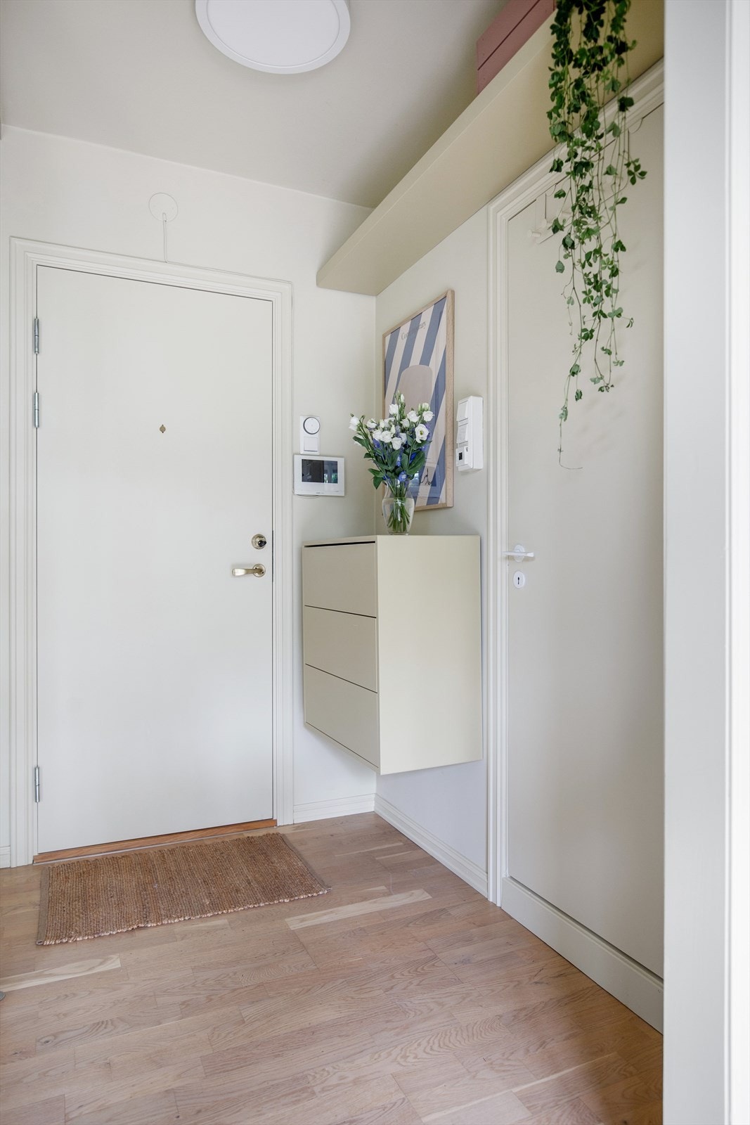 Velkommen inn! En lys og innbydende entré som gir et godt førsteinntrykk og en naturlig overgang til boligens øvrige rom. Galleribilde