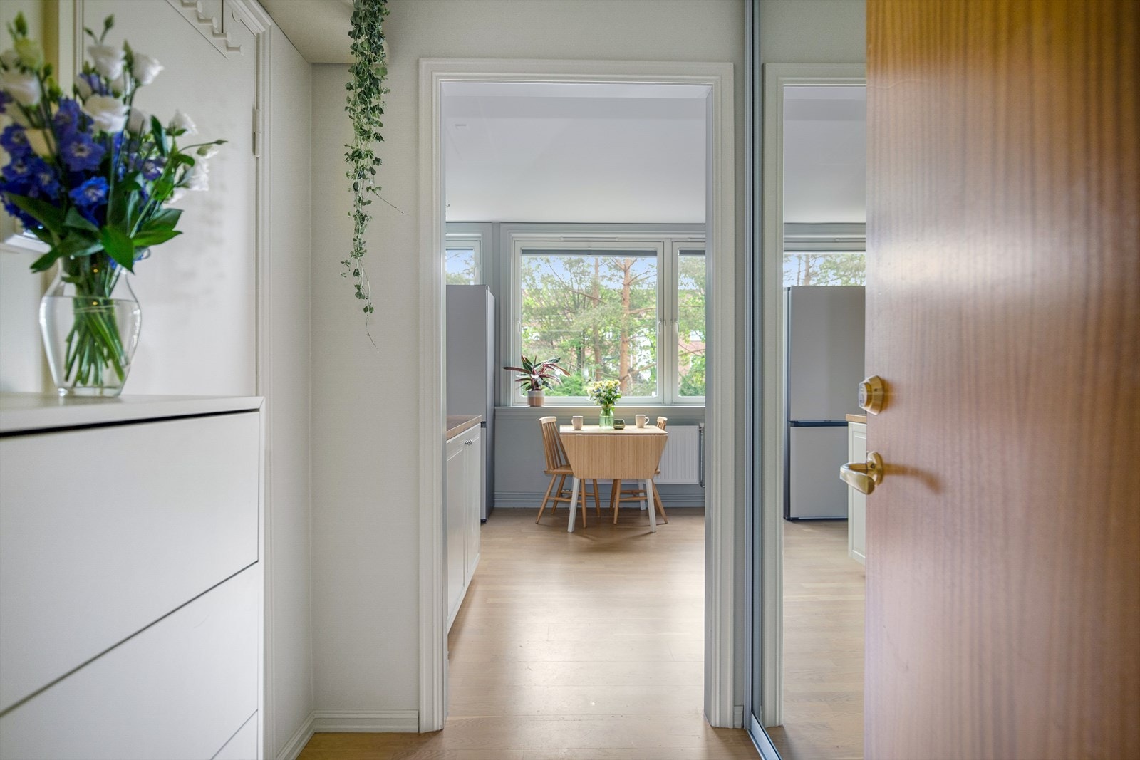 Lys og innbydende entré med stor skyvedørsgarderobe fra 2014, som gir svært gode oppbevaringsmuligheter for yttertøy, sko og annet utstyr. Galleribilde