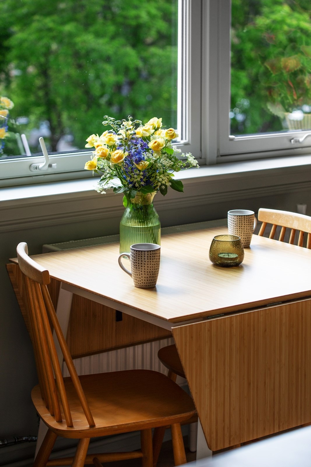 Spiseplass med rom for bord ved de store vindusflatene Galleribilde