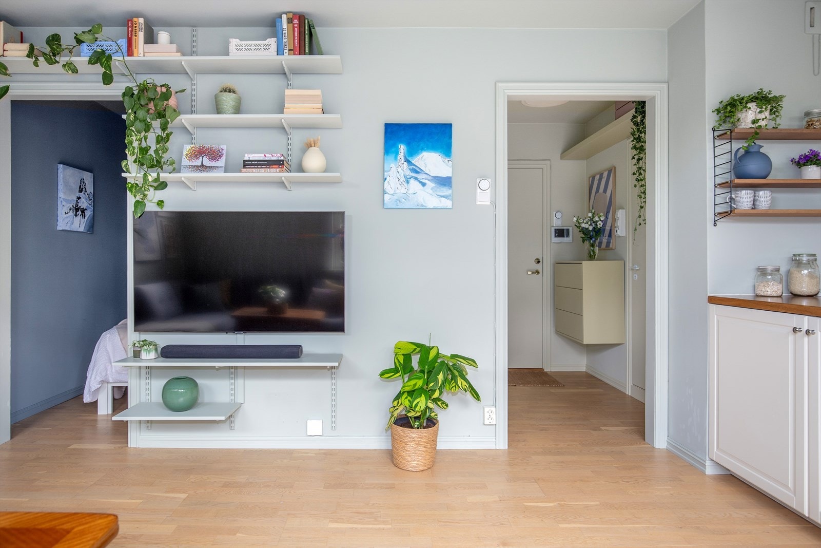 Stuen har plass til sofa, mediemøbler og oppbevaring uten at rommet oppleves trangt Galleribilde