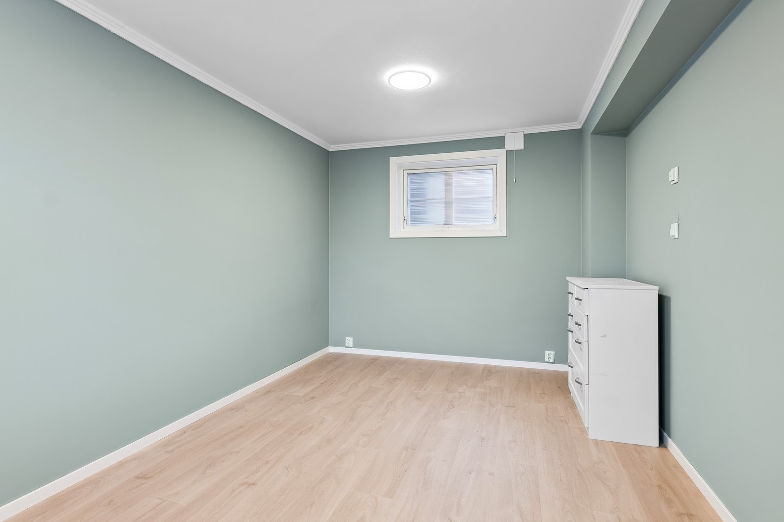 Stort soverom med god plass til både dobbeltseng og garderobe Galleribilde
