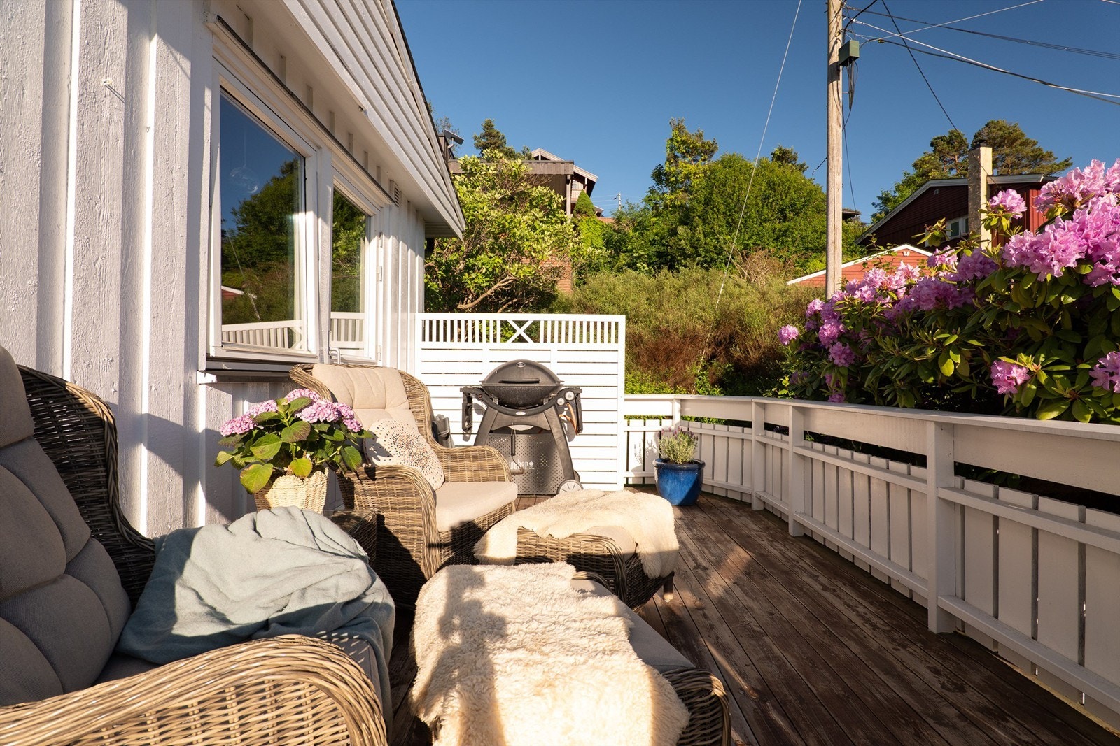 Terrassen på sørsiden er sommerstid solfylt fra tidlig på dagen. Galleribilde