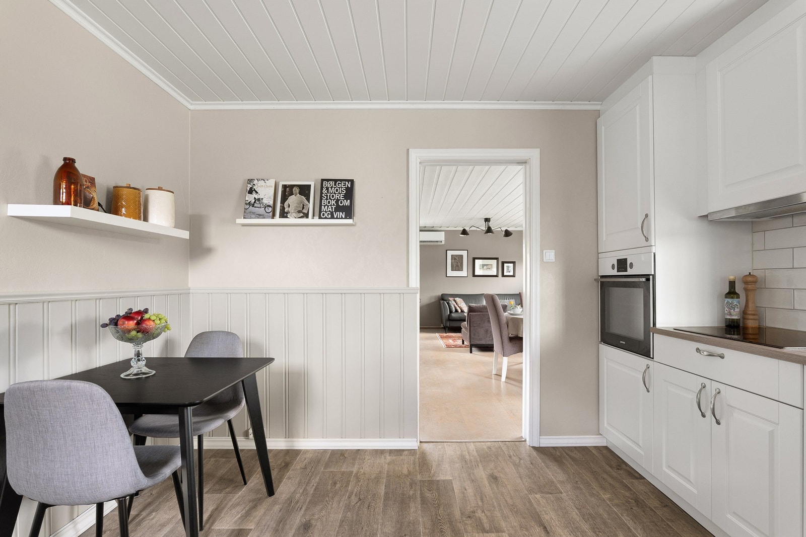 På kjøkkenet er det rom for et spisebord til fire personer og hverdagens måltider. Galleribilde