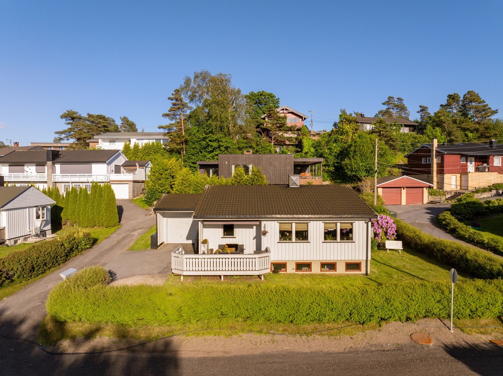 Utvendig malerarbeid ble utført i 2025. Farge ble samtidig endret fra rød til hvit. Fotograf; Kristoffer Kristiansen. Galleribilde