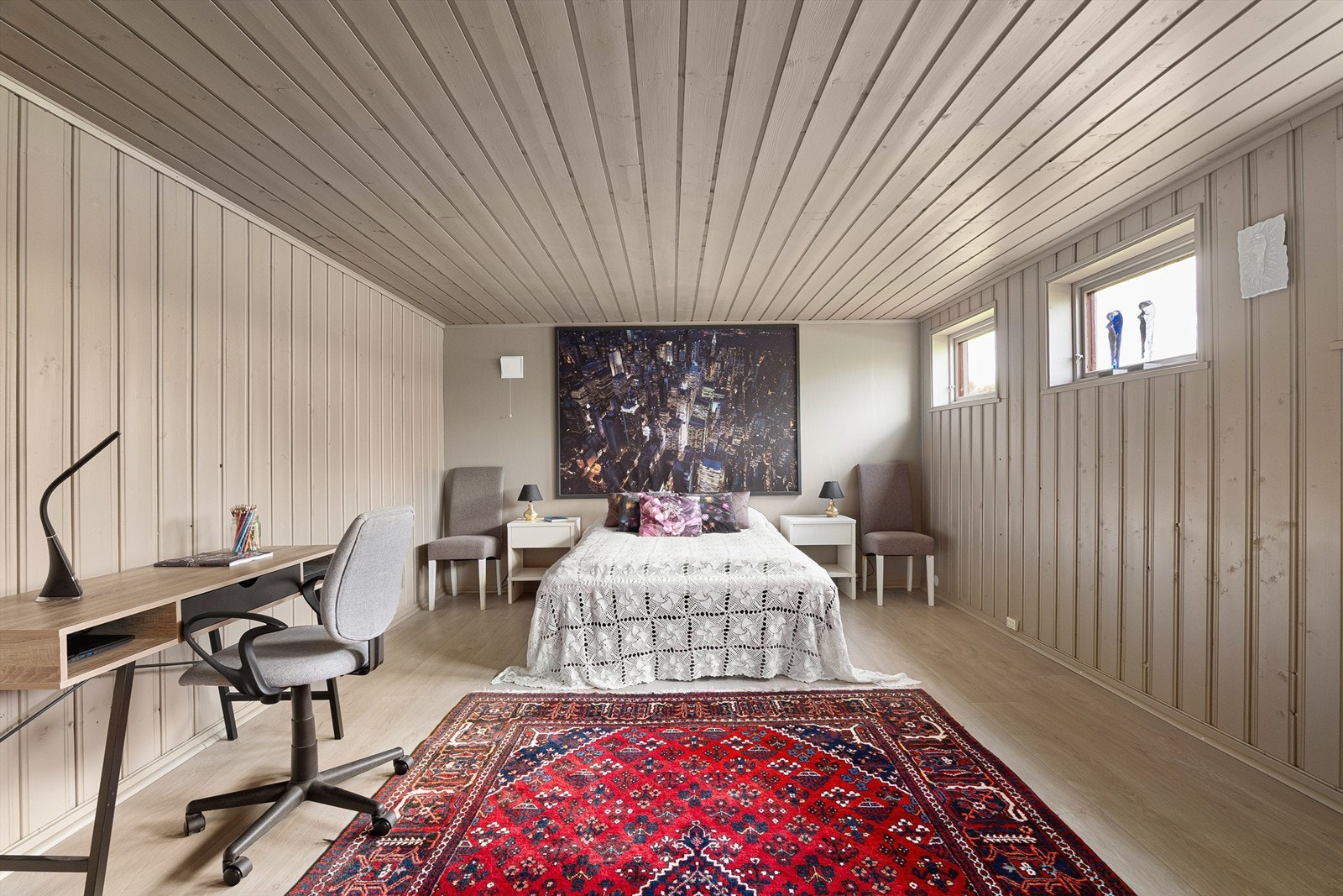 Dette kjellerrommet på nesten 24 kvm. er byggemeldt "disponibelt", men benyttes som kjellerstue/soverom. Rommet er ikke godkjent bruksendret eller for varig opphold. Galleribilde
