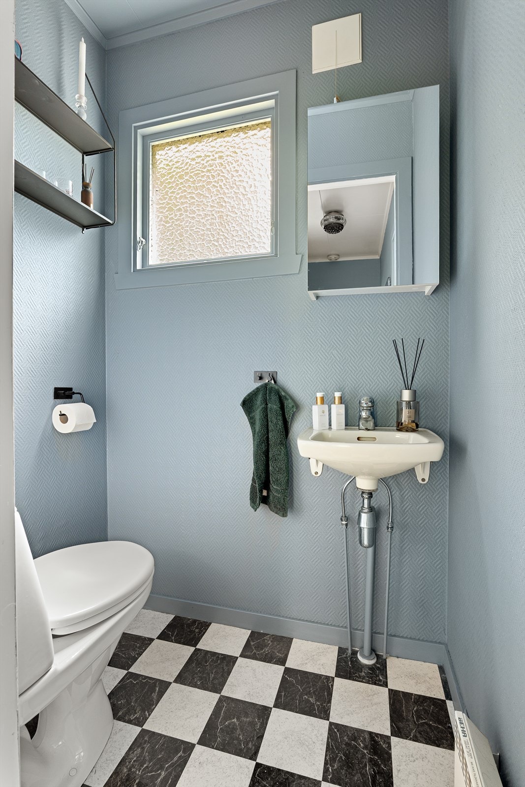Et ekstra toalettrom er praktisk siden badet er tilknyttet hovedsoverommet. Galleribilde