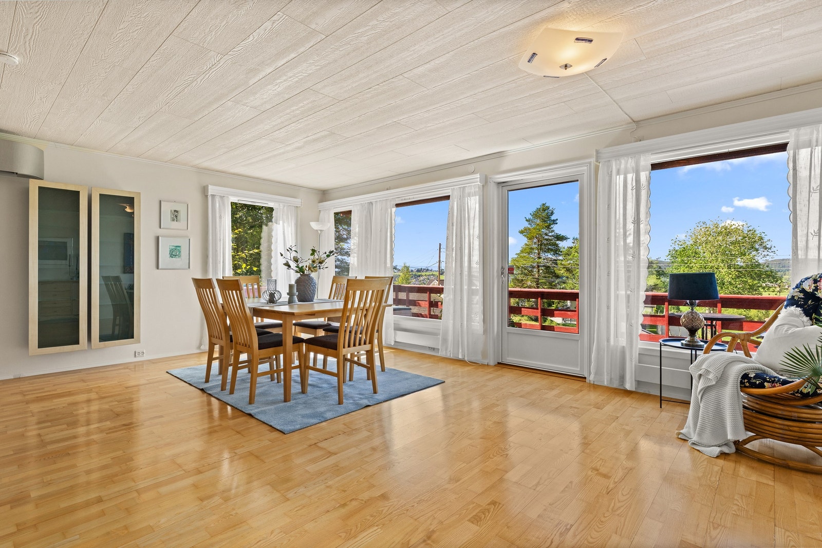 Fra stuen er det utgang til en stor balkong på 21 kvadratmeter. Galleribilde