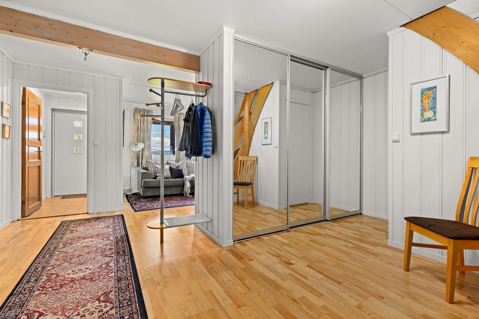 Trappegang i underetasjen med stor skyvedørsgarderobe Galleribilde