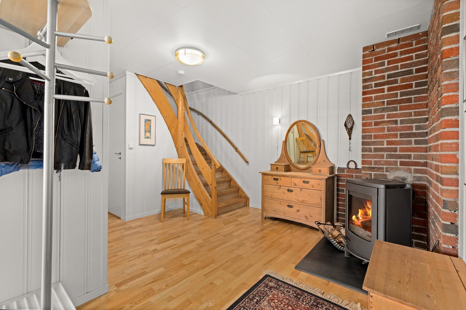 I trappehallen er det installert en vedovn som gir god varme til etasjen. Galleribilde