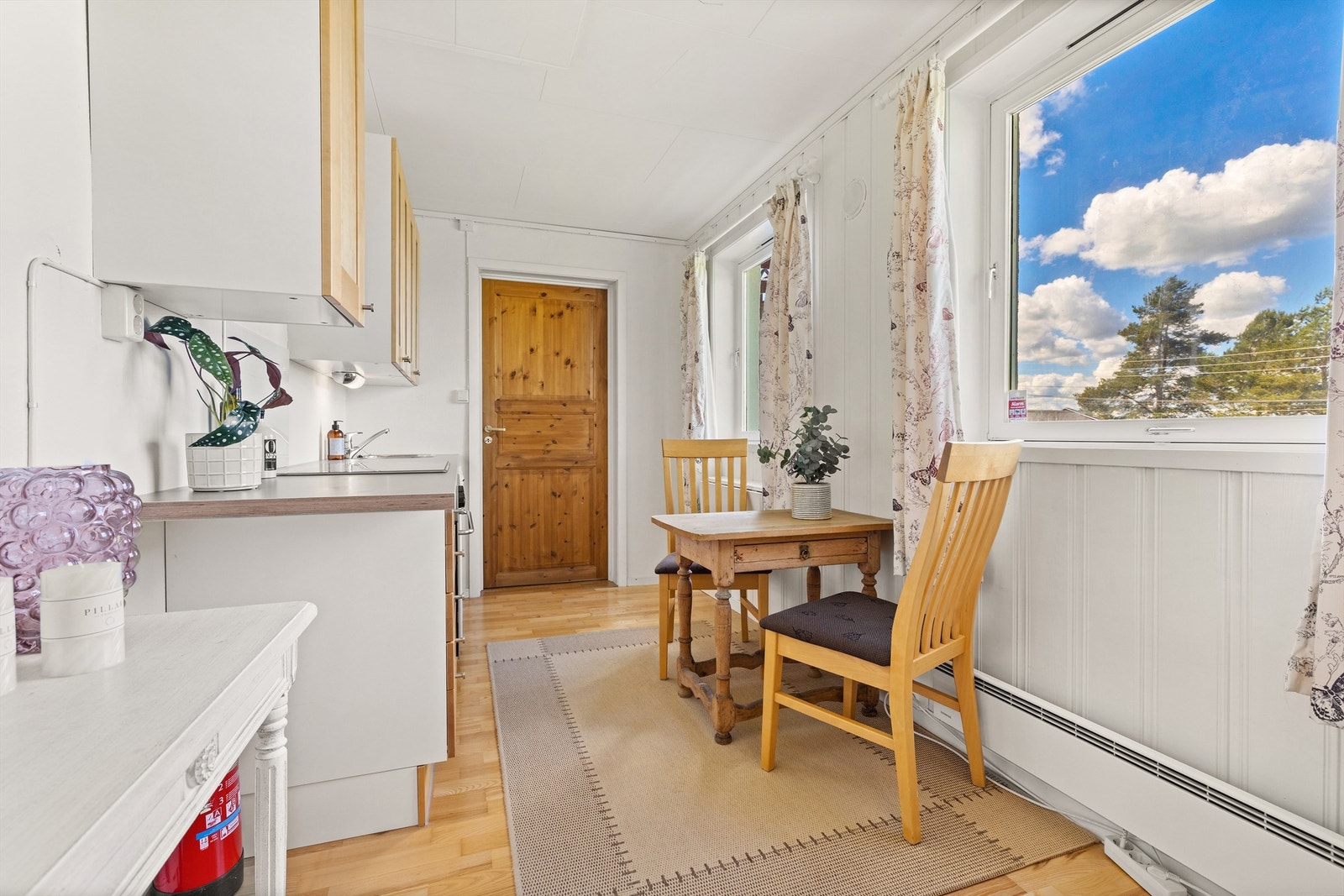 Kjøkkenkrok i hybelen med plass til et lite spisebord. Galleribilde