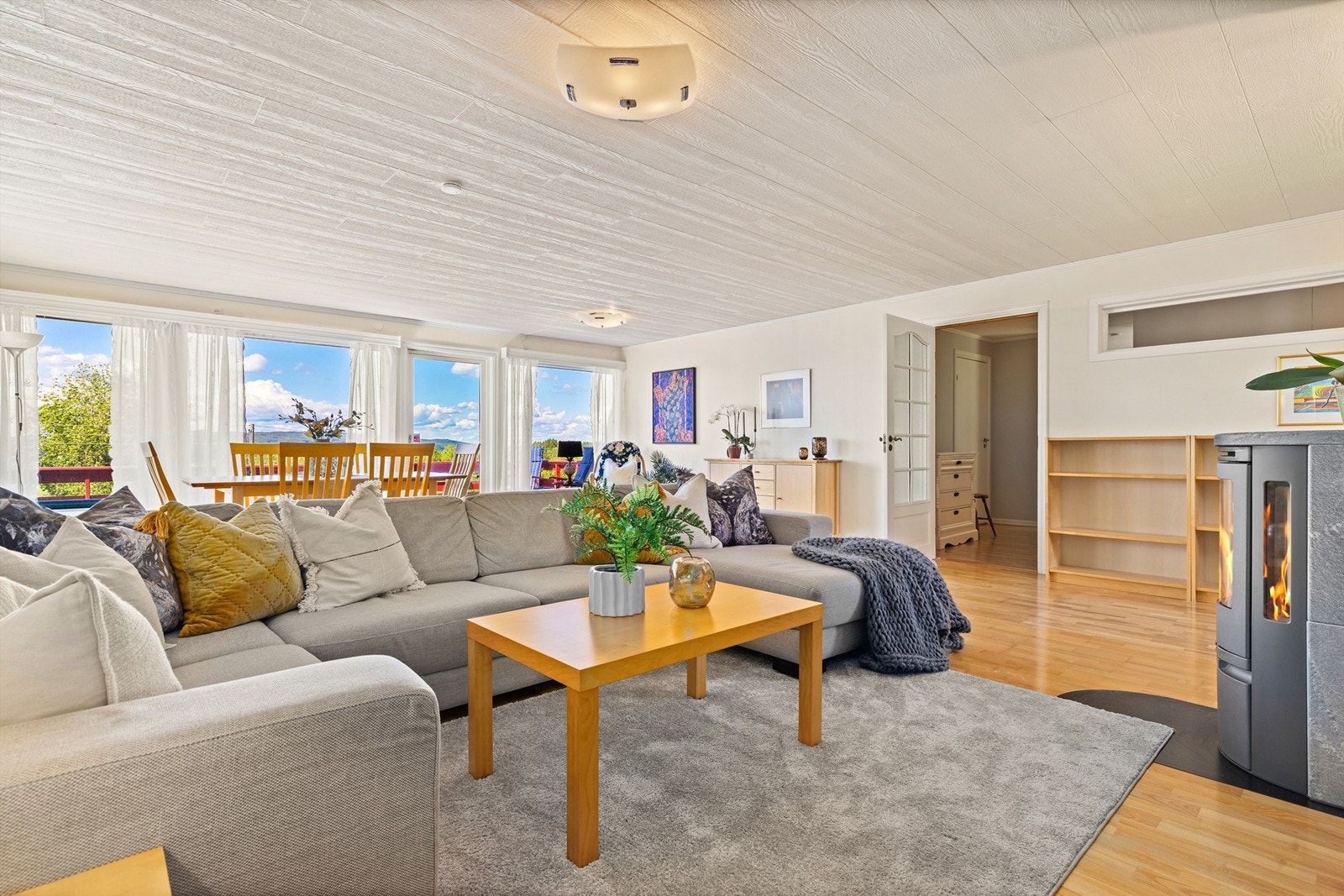 Store vindusflater slipper inn rikelig med dagslys og gir en god romfølelse. Galleribilde